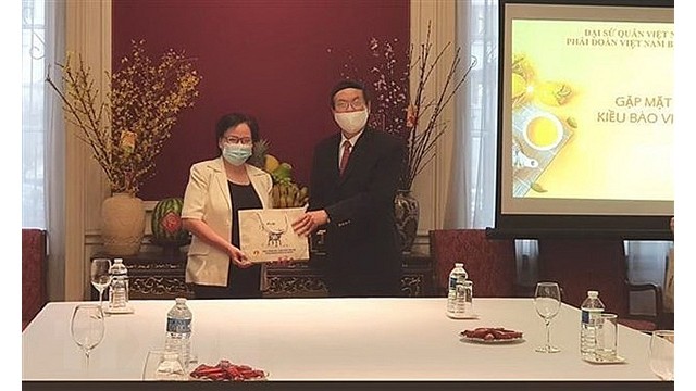 L'ambassadeur du Vietnam en Belgique Vu Quang Anh offre des cadeaux aux Vietnamiens résidant en Belgique. Photo : VNA.
