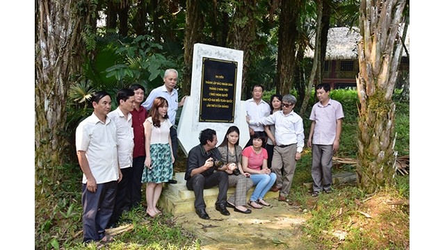 Des journalistes du Journal Nhân Dân avec les dirigeants du district de Chiêm Hoa et de la commune de Kim Binh à côté de la stèle marquant le lieu où le Journal Nhân Dân est né au site historique national spécial de Kim Binh. Photo : NDEL.