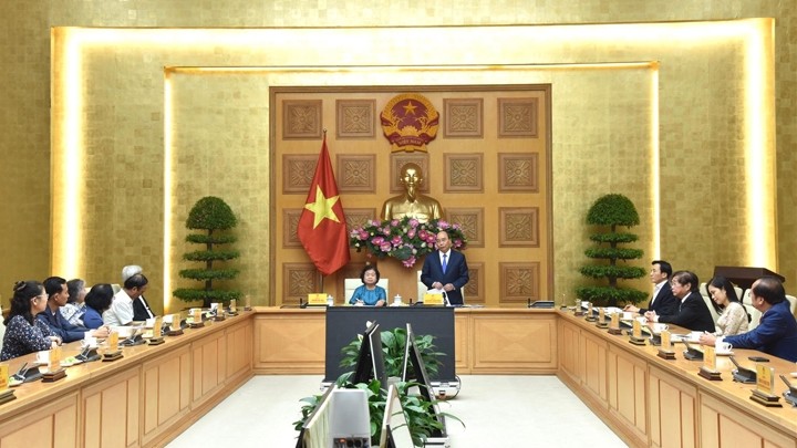Le Premier ministre Nguyên Xuân Phuc rencontre les représentants du Fonds de bourses d’études Vu A Dinh. Photo : Trân Hai/NDEL.