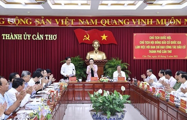 La Présidente de l'Assemblée nationale Nguyên Thi Kim Ngân a travaillé avec le Comité de pilotage des élections de Cân Tho. Photo : VNA.