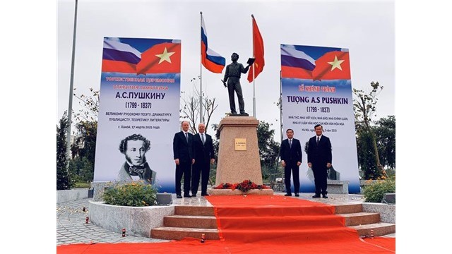 Cérémonie d'inauguration de la statue du poète russe Pouchkine à Hanoï, le 17 mars. Photo : VNA.