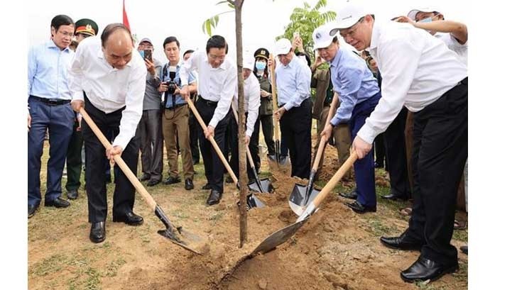 Le Premier ministre Nguyên Xuân Phuc (à gauche) plante un arbre dans le district de DoôLuong, province de Nghê An. Photo : VNA.