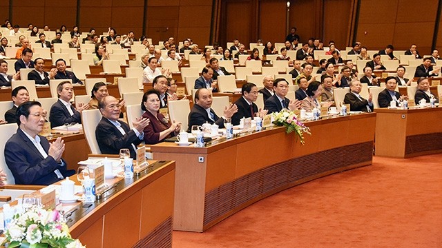 Des dirigeants du PCV, du Gouvernement et de l’État à la Conférence nationale en ligne sur la Résolution du XIII e Congrès national du PCV. Photo : NDEL.