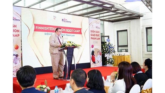 L’ambassadeur de Finlande au Vietnam, Kari Kahiluoto, s'exprime lors de l'événement. Photo : Journal Thoi Dai.