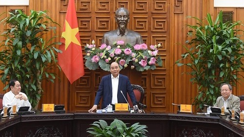 Le Premier ministre Nguyên Xuân Phuc (debout) lors de la réunion. Photo : VGP.