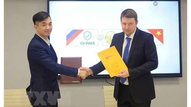 Signature du mémorandum de coopération entre la société T&T Russia et la société CV-PASS du groupe russe VR-Logistic. Photo : VNA.