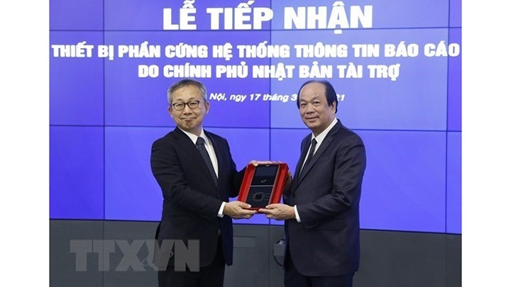 Le ministre et président du bureau du gouvernement, Mai Tiên Dung reçoit  l'équipement japonais pour le système d'information du gouvernement. Photo : VNA