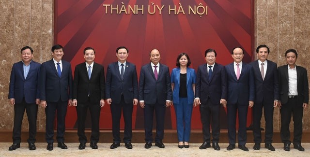 Le Premier ministre Nguyên Xuân Phuc (5e, de gauche à droite) pose avec les principaux responsables de Hanoi. Photo : VGP.