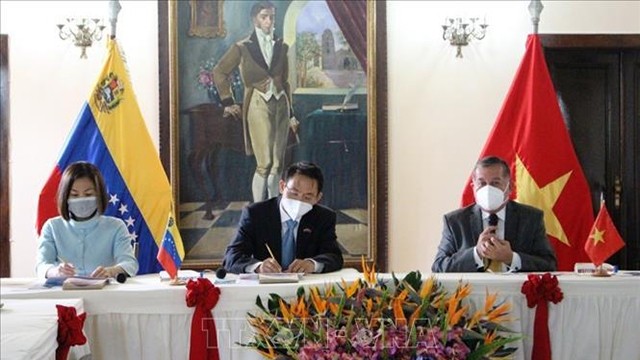 L’ambassadeur du Vietnam au Venezuela, Lê Viêt Duyên (au milieu), lors de la séance de travail avec le gouverneur de l’État de Trujillo, Henry Rangel Silva (droite). Photo : VNA