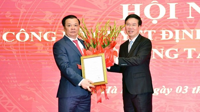 Vo Van Thuong, permanencier du Secrétariat du Comité central du PCV, (à droite) remet la décision du Bureau politique au secrétaire du Comité municipal du Parti de Hanoi, Dinh Tiên Dung. Photo : VOV.