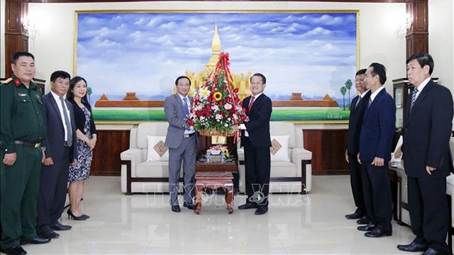 La délégation vietnamienne conduite par l’ambassadeur du Vietnam au Laos, Nguyên Ba Hùng, vient adresser ses félicitations à la partie laotienne à l’occasion du 66e anniversaire de la fondation du PRPL. Photo: VNA