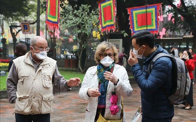 Des touristes étrangers à Hanoi. Photo : VNA.