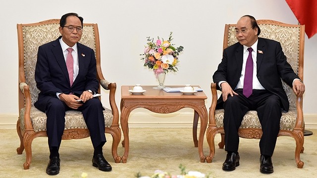 Le Premier ministre vietnamien, Nguyên Xuân Phuc (à droite), et l’ambassadeur de la République de Corée au Vietnam, Park Noh –wan. Photo: Tran Hai/NDEL