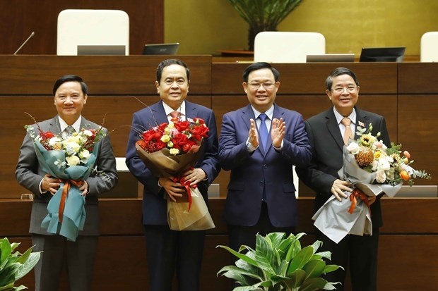 Le Président de l'Assemblée nationale, Vuong Dinh Huê (2e à partir de la droite), félicite Trân Thanh Mân (3e à partir de la droite), Nguyên Khac Dinh (premier à gauche) et Nguyên Duc Hai. Photo : VNA.