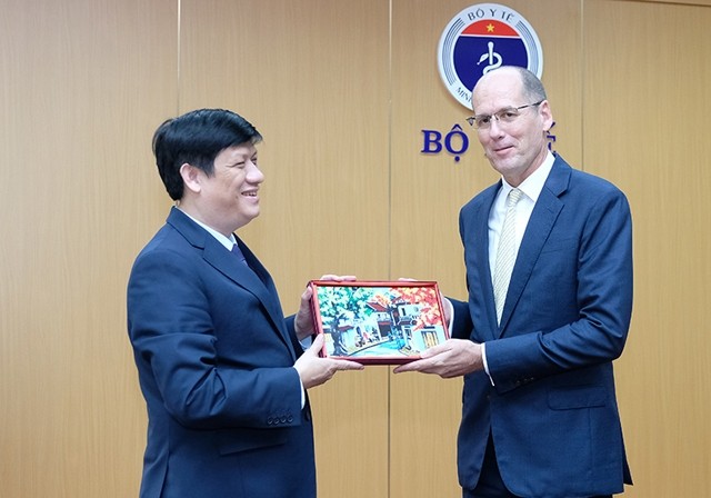 Le ministre de la Santé, Nguyên Thành Long et John MacArthur, directeur régional pour l’Asie du Sud-Est des CDC, le 29 mars à Hanoi. Photo : VGP.