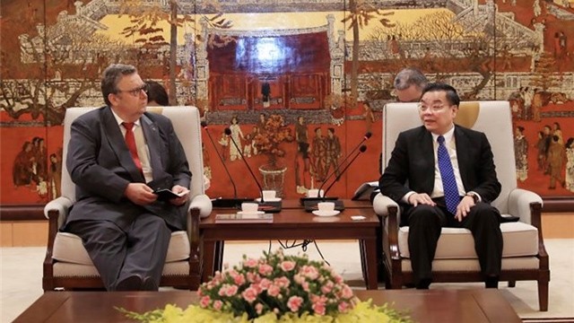 Le président du Comité populaire de Hanoï, Chu Ngoc Anh (à droite), et l’ambassadeur finlandais au Vietnam, Kari Kahiluoto. Photo : KTDT