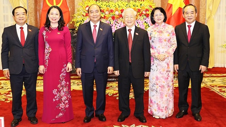 Le nouveau et l'ancien Présidents Nguyên Xuân Phuc (3e à gauche) et Nguyên Phu Trong (3e à droite) à la cérémonie de tranferts de fonctions. Photo : NDEL.