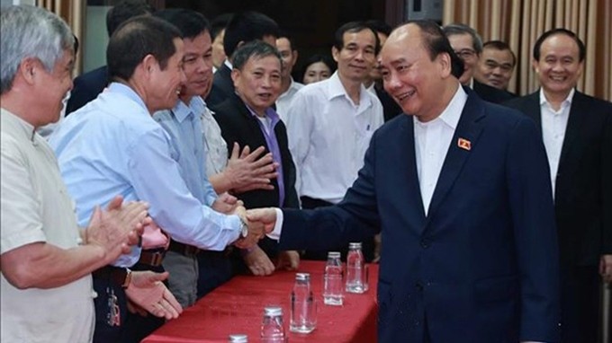 Le Président Nguyên Xuân Phuc (droite) à la rencontre avec  des électeurs du groupe d’habitation numéro 8, dans le quartier Diên Biên, arrondissement de Ba Dinh, à Hanoï. Photo: VNA