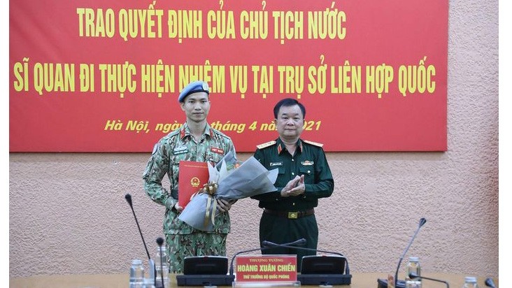 Le major Nguyên Phuc Dông (à gauche) lors de la cérémonie. Photo : vietnamnet.vn.