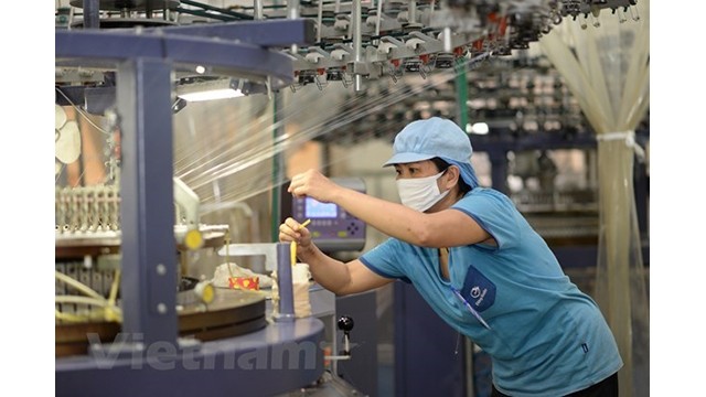 Des entreprises vietnamiennes accélèrent la production au milieu du COVID-19. Photo: VNA