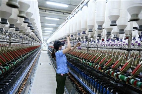 Une chaîne de production de la société par actions du textile-habillement Vinatex Hông Linh, dans la province de Hà Tinh. Photo : VNA.