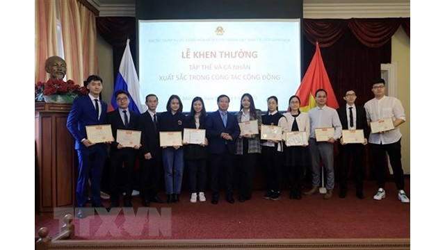 L'ambassadeur vietnamien remet des certificats de mérites à 25 individus ayant eu des contributions aux activités de la communauté des Vietnamiens en Russie. Photo: VNA