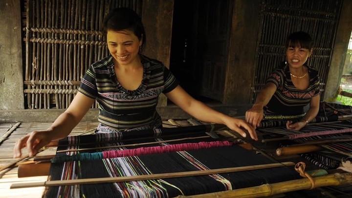  L’art de tissage du brocart de l’ethnie minoritaire H'rê a été classé par le gouvernement comme patrimoine culturel immatériel national. Photo : Thoidai.