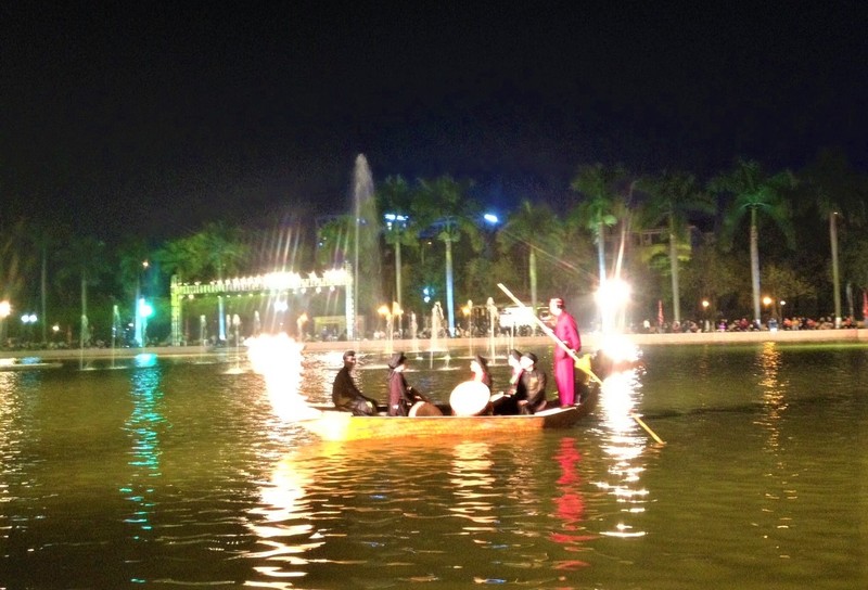 Des représentations de « quan ho » sont organisées périodiquement sur le lac Nguyen Phi Y Lan dans le centre-ville de Bac Ninh. Photo : Nguyen Thi Minh/NDEL.