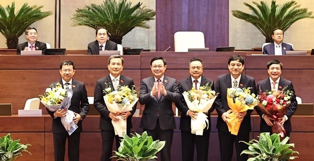 Le Président de l'Assemblée nationale Vuong Dinh Huê présente des fleurs pour féliciter les présidents de certaines Commissions de l'Assemblée nationale, le secrétaire général de l'Assemblée nationale et l'Auditeur général. Photo : VNA.