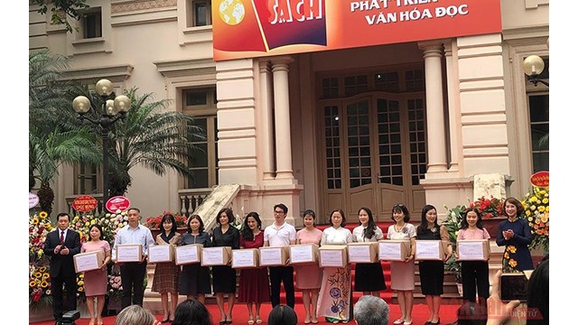 La Bibliothèque nationale du Vietnam offre des livres à des écoles des provinces. Photo : NDEL.