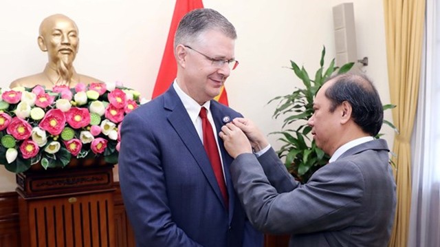Le vice-ministre vietnamien des Affaires étrangères, Nguyên Quôc Dung (à droite), remet l’Ordre d’amitié à l’ambassadeur américain, Daniel Kritenbrink. Photo : VNA