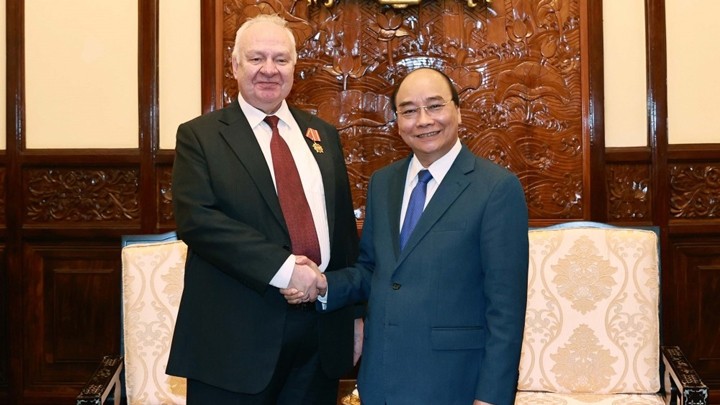 Le Président vietnamien Nguyên Xuân Phuc (droite) et l’ambassadeur de Russie, Konstantin Vnukov. Photo : BQT.