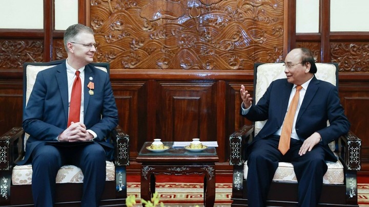 Le Président du Vietnam, Nguyên Xuân Phuc, (à droite) et l’ambassadeur américain, Daniel Kritenbrink. Photo : BQT.
