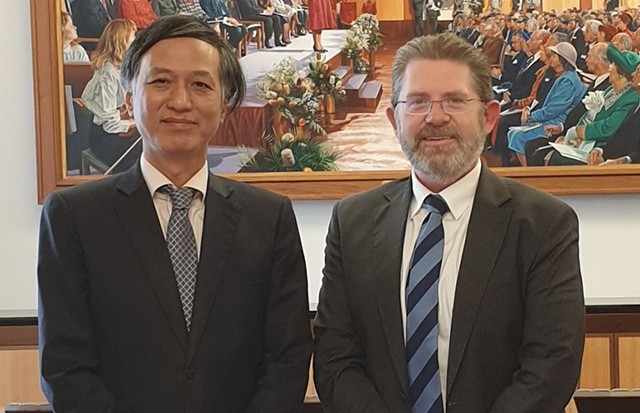  L’ambassadeur vietnamien en Australie, Nguyên Tât Thành (à gauche), et le président du Sénat australien, Scott Ryan. Photo : Ambassade vietnamienne en Australie