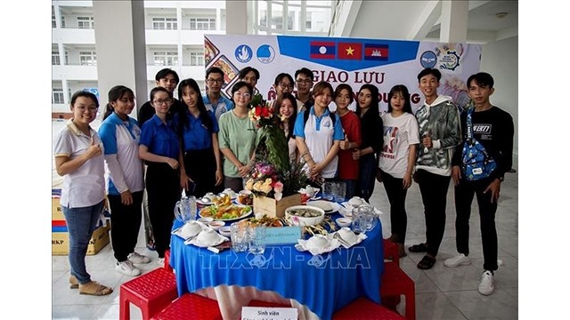 Les étudiants vietnamiens présentent la gastronomie vietnamienne lors de l'échange. Photo: VNA