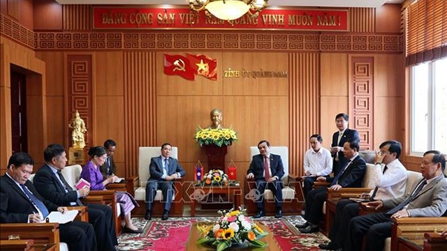 Vue générale de la rencontre entre le secrétaire du Comité du Parti de la province de Quang Nam, Phan Viêt Cuong,et l’ambassadeur laotien au Vietnam, Sengphet Houngboungnuang. Photo: VNA