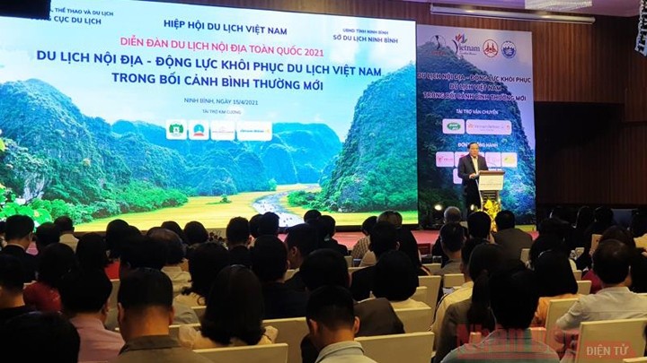 Le ministre de la Culture, des Sports et du Tourisme, Nguyen Van Hung, prend la parole lors du forum. Photo : NDEL.