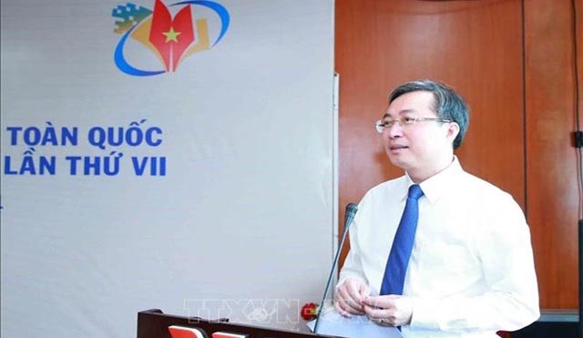 Bùi Truong Giang, le vice-président de la Commission de Propagande et d’Éducation du comité central du PCV, prend la parole lors de la conférence de presse. Photo : VNA.