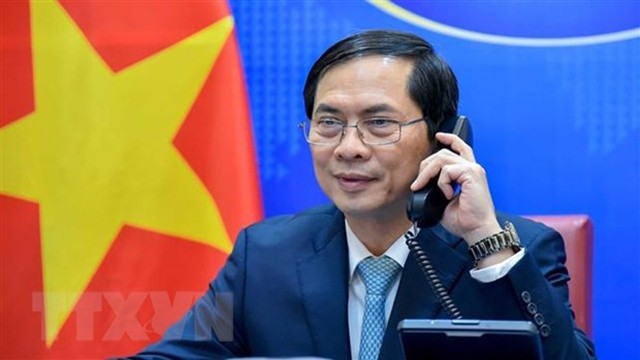 Le ministre vietnamien des Affaires étrangères, Bui Thanh Son, lors de la conversation téléphonique avec le 2e ministre des Affaires étrangères du Brunei, Dato Erywan Pehin Yusof. Photo: VNA
