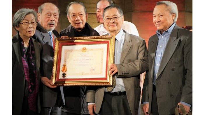 L'ancien vice-président de l'Union générale des Vietnamiens de France, Nguyên Thanh Tong (2e à droite). Photo : VNA.