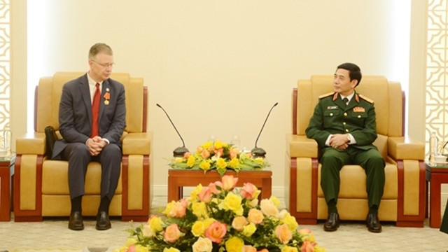 Le ministre vietnamien de la Défense, Phan Van Giang (à droite), et l’ambassadeur américain au Vietnam, Daniel J. Kritenbrink. Photo : VNA