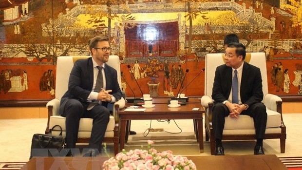 Chu Ngoc Anh, président du Comité populaire de Hanoï (à droite) et Quist Thomasen, vice-président de la Chambre de commerce nordique, le 16 avril à Hanoi. Photo : VNA.