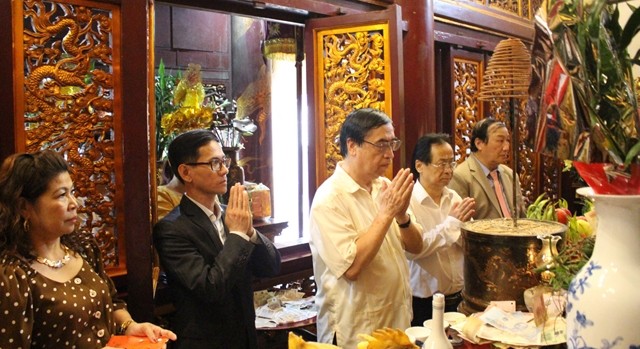 La délégation des Vietnamiens d’outre-mer rend hommage aux mérites des rois Hùng en allumant, exprimant ainsi le précepte traditionnel « Quand vous buvez de l’eau, souvenez-vous de la source ». Photo : baophuthu.vn.