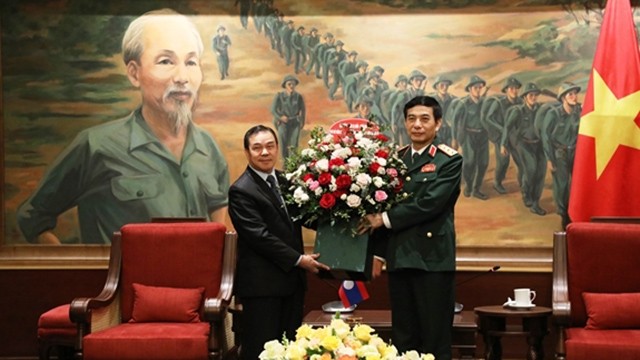 Le ministre de la Défense Phan Van Giang (à droite) et l’ambassadeur laotien au Vietnam, Sengphet Houngbuongnuang. Photo: qdnd.vn
