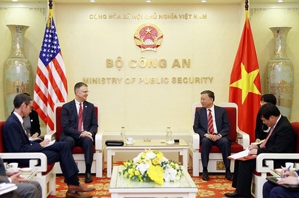 Le ministre de la Sécurité publique, Tô Lâm (droite), et l’ambassadeur des Etats-Unis sortant Daniel Kritenbrink. Photo : cand.vn