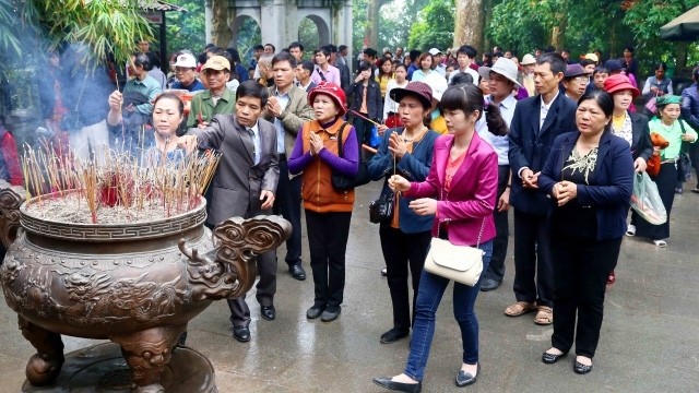 Des touristes offrent de l'encens pour rendre hommage aux Rois Hung. Photo : VNA.