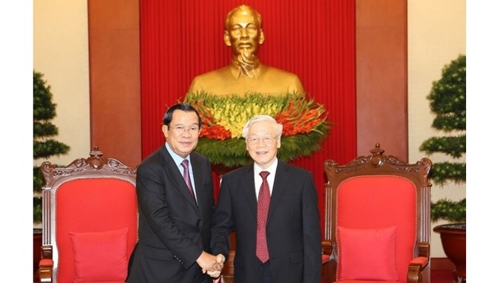 Le Secrétaire général du PCV, Nguyên Phu Trong, (à droite) et le Président du Parti populaire et au Premier ministre du Cambodge, Samdech Techo Hun Sen, lors d'une rencontre à Hanoi. Photo : CPV.