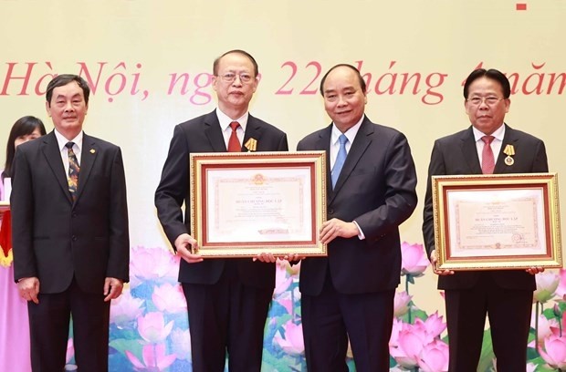 Le Président Nguyên Xuân Phuc (2e à partir de la droite) et des scientifiques de la VUSTA lors de la cérémonie. Photo : VNA.
