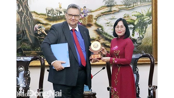 L'ambassadeur de Finlande au Vietnam, Kari Kahiluoto et la vice-présidente du Comité populaire de la province de Dông Nai, Nguyên Thi Hoang. Photo : baodongnai.com.vn