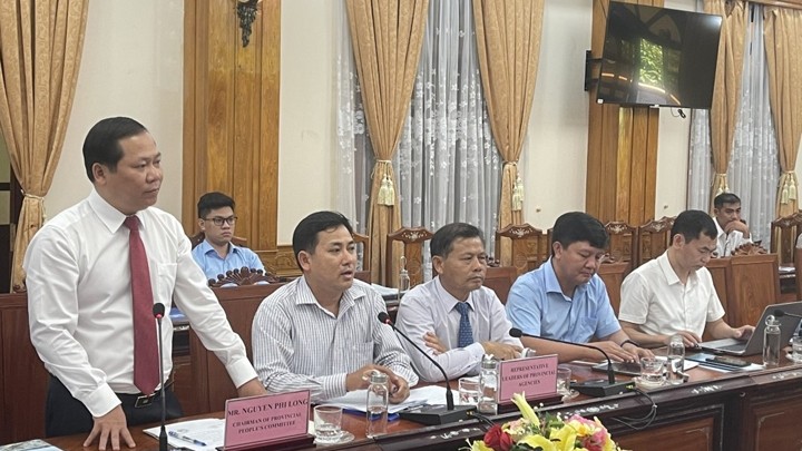 Le président du Comité populaire de Binh Dinh, Nguyên Phi Long, présente les conditions naturelles et les atouts de Binh Dinh. Photo : baoquocte. 